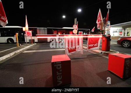 Köln, Deutschland. 14. Februar 2023. Banner von Verdi hängen am Eingang des Busdepots. Für Dienstag haben die Gewerkschaften Verdi und Komba Warnstreiks im Nahverkehr gefordert. Kredit: Sascha Thelen/dpa/Alamy Live News Stockfoto
