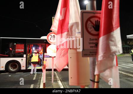 Köln, Deutschland. 14. Februar 2023. Flaggen und ein Bus in der Auffahrt zum Busbahnhof. Für Dienstag haben die Gewerkschaften Verdi und Komba Warnstreiks im Nahverkehr gefordert. Kredit: Sascha Thelen/dpa/Alamy Live News Stockfoto