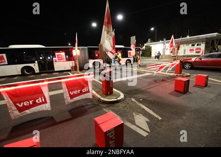Köln, Deutschland. 14. Februar 2023. Banner von Verdi hängen am Eingang des Busdepots. Für Dienstag haben die Gewerkschaften Verdi und Komba Warnstreiks im Nahverkehr gefordert. Kredit: Sascha Thelen/dpa/Alamy Live News Stockfoto