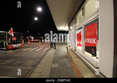 Köln, Deutschland. 14. Februar 2023. Plakate für den Streik im öffentlichen Nahverkehr hängen an einem Fenster. Für Dienstag haben die Gewerkschaften Verdi und Komba Warnstreiks im Nahverkehr gefordert. Kredit: Sascha Thelen/dpa/Alamy Live News Stockfoto