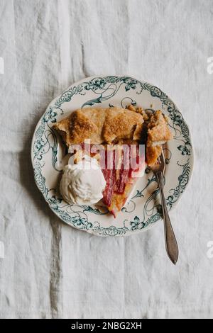 Ein Teller Rhabarbergalette mit Vanilleeis Stockfoto