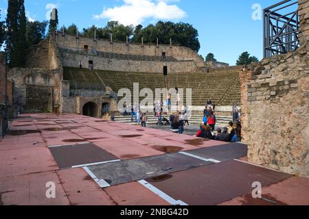 Die Aussicht von der Bühne, Blick auf die runden, runden Steinsitze und viele Touristen im großen Teatro Grande Theater. In Pompeji Ar Stockfoto