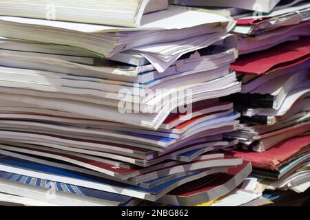 Stapel von Büchern, Zeitschriften und Altpapier. Papierrecycling Stockfoto