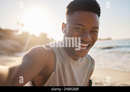 Selfie, Strand und Fitness mit einem sportlichen schwarzen Mann im Freien während des Sommers für ein Cardio- oder Ausdauertraining. Porträt, Natur und Bewegung mit einem Mann Stockfoto