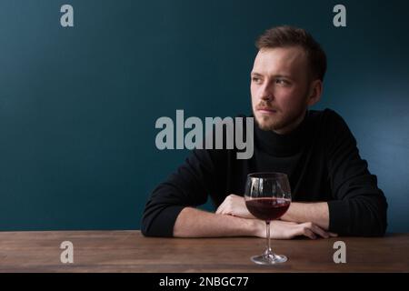 Deprimierter junger Mann in der Bar Stockfoto