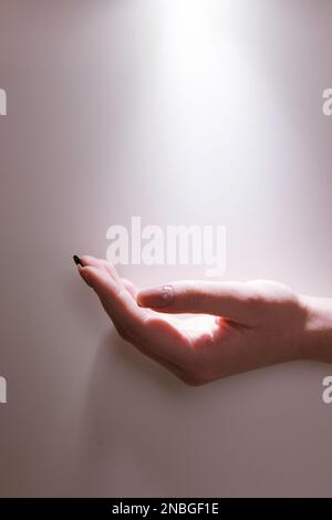 Hand heiliges leichtes Gebet, ein Wunder des Glaubens Stockfoto