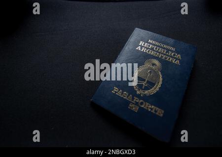 Buenos Aires, Argentinien. 13. Februar 2023. Ein argentinischer Pass ist auf einem Schreibtisch zu sehen. Kredit: Florencia Martin/dpa/Alamy Live News Stockfoto