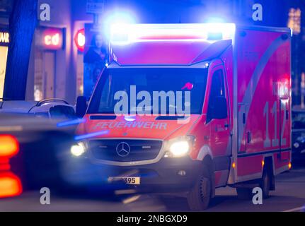 Berlin, Deutschland. 13. Februar 2023. Ein Feuerwehrwagen mit blauen Lichtern ist während einer Operation unterwegs. Kredit: Monika Skolimowska/dpa/Alamy Live News Stockfoto