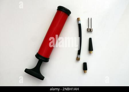 Rote Ballpumpe isoliert auf weißem Hintergrund. Draufsicht Stockfoto