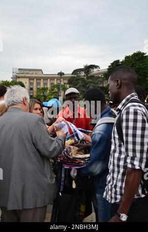 Touristen, die Souvenirs in Paris suchen. Stockfoto