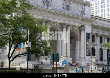Die Hauptniederlassung der New York Public Library (NYPL) in Midtown Manhattan, New York City, gesehen am Montag, den 4. Juli 2022. Stockfoto
