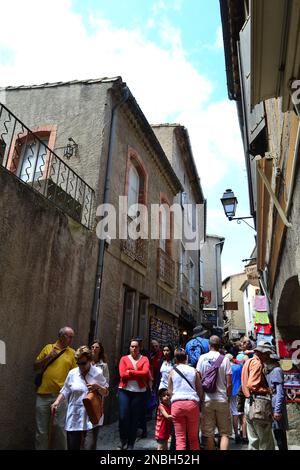 Die Touristenmassen genießen die Einkaufsmöglichkeiten im Inneren der Festung von Carcassonne. Stockfoto