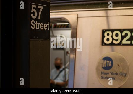 Nahaufnahme des Schilds in der U-Bahn-Station 57. Street in Midtown Manhattan, New York City, gesehen am Mittwoch, 6. Juli 2022. Stockfoto