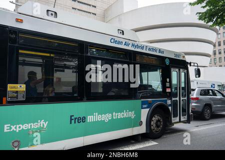 Am Freitag, den 8. Juli 2022, befindet sich vor dem Guggenheim Museum auf der Upper East Side von Manhattan in New York City ein Hybrid-Elektrobus mit sauberer Luft. Stockfoto