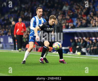 Sabadell, Barcelona, Spanien. 13. Februar 2023. Barcelona Spanien 13.02.2023 Sergi Darder (Espanyol) und Asier Illarramendi (Real Sociedad) kämpfen um den Ball während der La Liga Santander zwischen Espanyol und Real Sociedad im RCDE-Stadion am 13. Februar 2023 in Barcelona. (Kreditbild: © Xavi Urgeles/ZUMA Press Wire) NUR REDAKTIONELLE VERWENDUNG! Nicht für den kommerziellen GEBRAUCH! Stockfoto