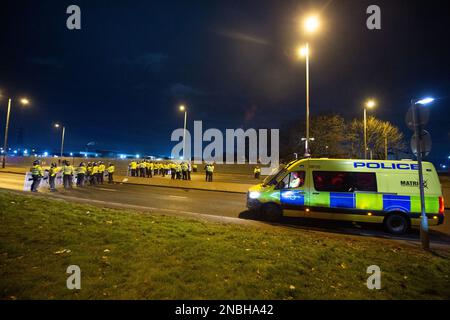 Aktenfoto vom 10. Oktober 02/23 der Polizei in Aufruhr nach einer Demonstration vor dem Suites Hotel in Knowsley, Merseyside, wo Menschen gegen Asylbewerber protestierten, die im Hotel blieben. Die politischen Führer müssen "klar Stellung beziehen" und die Gewalt gegen Asylbewerber verurteilen, so die Wohltätigkeitsorganisationen, wie sie vor dem hohen Risiko warnten, dass sich die am Wochenende beobachtete Unordnung im ganzen Land wiederholen könnte. Stockfoto