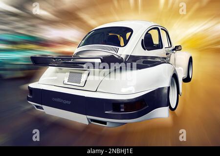 VW Beetle 1303 Breitbau, ein Käfer-Modell mit extrem breitem Körper, entworfen vom Tuner Oettinger, Standort Wolfsburg, Deutschland, 19. Oktober 2022 Stockfoto