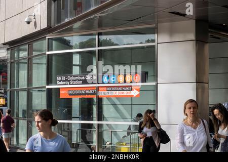 Pendler verlassen die U-Bahn-Station 59. Street Columbus Circle in Midtown Manhattan, New York City, am Morgen, Mittwoch, den 6. Juli, 2022. Stockfoto