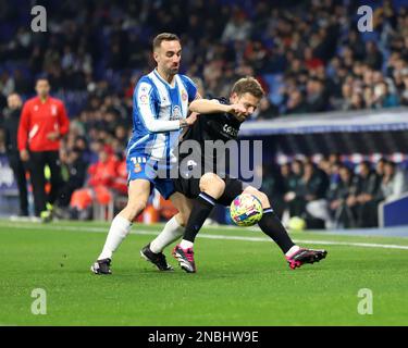 Sabadell, Barcelona, Spanien. 13. Februar 2023. Barcelona Spanien 13.02.2023 Sergi Darder (Espanyol) und Asier Illarramendi (Real Sociedad) kämpfen um den Ball während der La Liga Santander zwischen Espanyol und Real Sociedad im RCDE-Stadion am 13. Februar 2023 in Barcelona. (Kreditbild: © Xavi Urgeles/ZUMA Press Wire) NUR REDAKTIONELLE VERWENDUNG! Nicht für den kommerziellen GEBRAUCH! Stockfoto