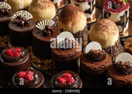 Sorten Kuchen. Leckere Kuchen in großen Mengen an der Patisserie-Theke. Schließen Stockfoto