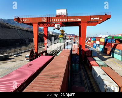 LIANYUNGANG, CHINA - 14. FEBRUAR 2023 - große Maschinen beladen Container in der Logistik-Kooperationsbasis China-Kasachstan (Lianyungang) in Lianyung Stockfoto