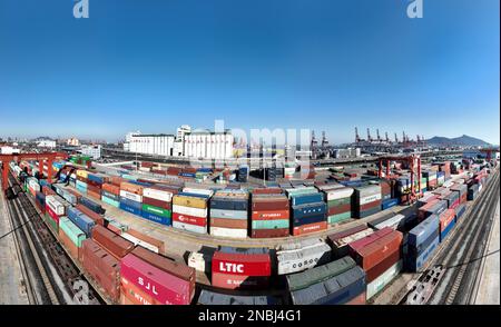 LIANYUNGANG, CHINA - 14. FEBRUAR 2023 - große Maschinen beladen Container in der Logistik-Kooperationsbasis China-Kasachstan (Lianyungang) in Lianyung Stockfoto