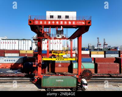 LIANYUNGANG, CHINA - 14. FEBRUAR 2023 - große Maschinen beladen Container in der Logistik-Kooperationsbasis China-Kasachstan (Lianyungang) in Lianyung Stockfoto