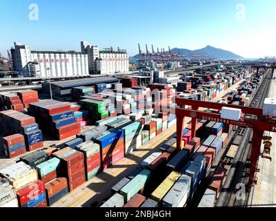 LIANYUNGANG, CHINA - 14. FEBRUAR 2023 - große Maschinen beladen Container in der Logistik-Kooperationsbasis China-Kasachstan (Lianyungang) in Lianyung Stockfoto