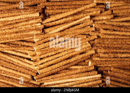 Brezelbrotstangen mit Sesamsamen. Leckere Brezeln in großen Mengen. Schließen Stockfoto