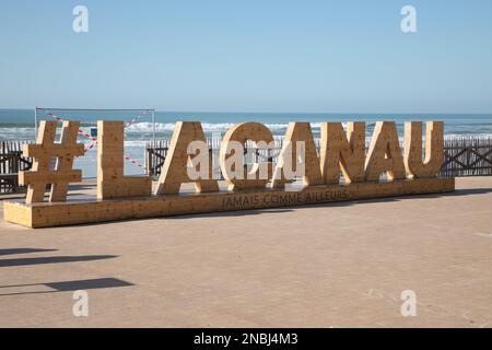 lacanau , Aquitaine France - 12 02 2023 : lacanau Holztext Logo #lacanau Nummernschild Hash-Pfund für französische Stadt südwestatlantische Küste in Frankreich Stockfoto