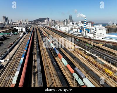 LIANYUNGANG, CHINA - 14. FEBRUAR 2023 - China-europa-Güterzüge, beladen mit Containern, warten an einer Bahnstation in der Stadt Lianyungang, EA Stockfoto