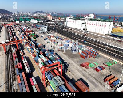 LIANYUNGANG, CHINA - 14. FEBRUAR 2023 - große Maschinen beladen Container in der Logistik-Kooperationsbasis China-Kasachstan (Lianyungang) in Lianyung Stockfoto