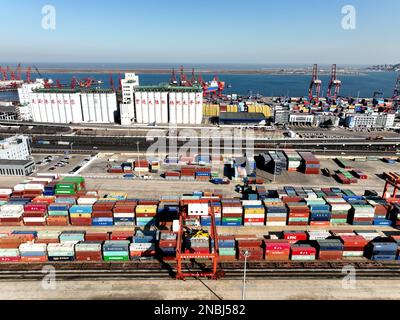 LIANYUNGANG, CHINA - 14. FEBRUAR 2023 - große Maschinen beladen Container in der Logistik-Kooperationsbasis China-Kasachstan (Lianyungang) in Lianyung Stockfoto