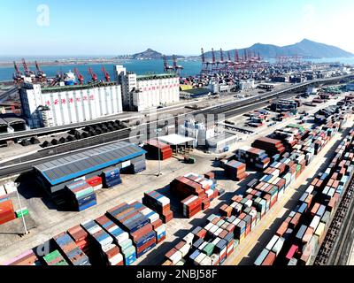 LIANYUNGANG, CHINA - 14. FEBRUAR 2023 - große Maschinen beladen Container in der Logistik-Kooperationsbasis China-Kasachstan (Lianyungang) in Lianyung Stockfoto