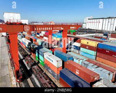 LIANYUNGANG, CHINA - 14. FEBRUAR 2023 - große Maschinen beladen Container in der Logistik-Kooperationsbasis China-Kasachstan (Lianyungang) in Lianyung Stockfoto