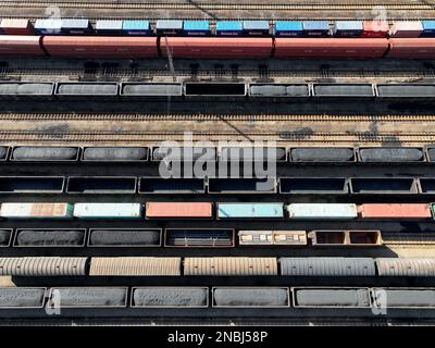 LIANYUNGANG, CHINA - 14. FEBRUAR 2023 - China-europa-Güterzüge, beladen mit Containern, warten an einer Bahnstation in der Stadt Lianyungang, EA Stockfoto