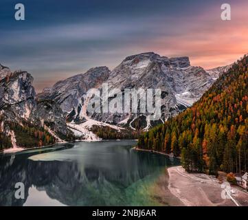 Lake Braies, Italien - Panoramablick aus der Vogelperspektive auf Lake Braies (Lago di Braies) in den italienischen Dolomiten in Südtirol mit Herbstlaub und Seekofel Mo Stockfoto