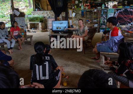 Die Meeresspezialistin Sarah Tubbs spricht über die Unterwasserwelt in der MCC-Forschungsstation auf Koh Seh Island, Kambodscha Stockfoto