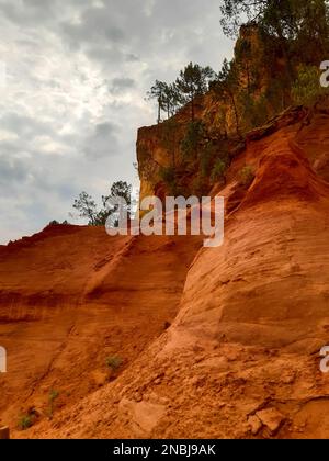 Französischer Colorado Red Hill im Rustrel Dorf Roussillon Frankreich Stockfoto