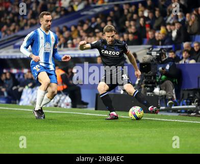 Sabadell, Barcelona, Spanien. 13. Februar 2023. Barcelona Spanien 13.02.2023 Sergi Darder (Espanyol) und Asier Illarramendi (Real Sociedad) kämpfen um den Ball während der La Liga Santander zwischen Espanyol und Real Sociedad im RCDE-Stadion am 13. Februar 2023 in Barcelona. (Kreditbild: © Xavi Urgeles/ZUMA Press Wire) NUR REDAKTIONELLE VERWENDUNG! Nicht für den kommerziellen GEBRAUCH! Stockfoto