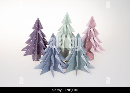 Handgefertigtes Origami-Papier Craft-Kiefer Weihnachtsbaum blau Grün Pink auf weißem Hintergrund Stockfoto