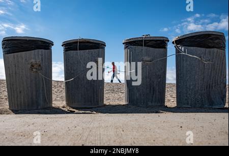 Dana Point, Kalifornien, USA. 13. Februar 2023. Ein Mann geht auf einen Sandhügel am berühmten Dana Point Beach in Kalifornien. (Kreditbild: © Chris Rusanowsky/ZUMA Press Wire) NUR REDAKTIONELLE VERWENDUNG! Nicht für den kommerziellen GEBRAUCH! Stockfoto
