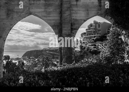 Dana Point, Kalifornien, USA. 13. Februar 2023. Der berühmte Dana Point Bluff-Top Trail in Südkalifornien wurde 2010 an einem 0,2 m langen Wanderweg erbaut, der die wunderschönen Gemeinden und den Jachthafen zeigt. (Kreditbild: © Chris Rusanowsky/ZUMA Press Wire) NUR REDAKTIONELLE VERWENDUNG! Nicht für den kommerziellen GEBRAUCH! Stockfoto