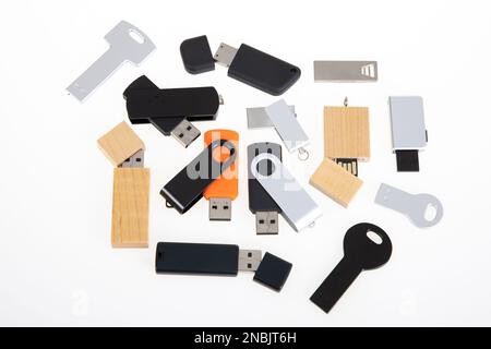 USB-Flash-Stick-Tasten auf weißem Hintergrund in flacher Ausführung Stockfoto