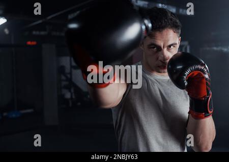 Bring sie her. Porträt eines jungen Mannes, der seine Boxroutine in einem Fitnessstudio praktiziert. Stockfoto