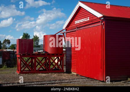 Warenschuppen und Welleisenwassertank am Bahnhof Ormondville, Tararua District, North Island, Neuseeland Stockfoto