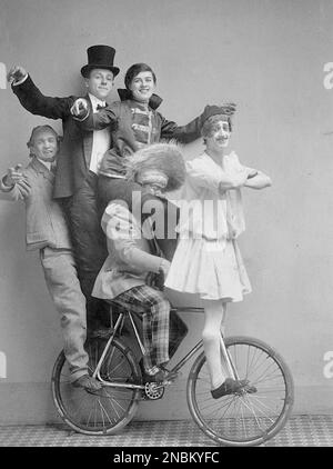 Studio of Luther S. White - kostümiertes Porträt der fünf Mitglieder Baber Troupe - 1907 - akrobatische Radfahrer. Stockfoto