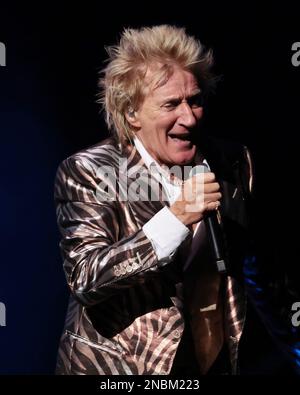 Hollywood, Usa. 13. Februar 2023. Rod Stewart tritt am Montag, den 13. Februar 2023 auf der Bühne im Hard Rock Live im Seminole Hotel and Casino Hollywood in Hollywood, Florida auf. Foto: Gary i Rothstein/UPI Credit: UPI/Alamy Live News Stockfoto