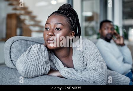 Was mit unserer perfekten Romanze passiert ist. Ein junges Paar ignoriert sich gegenseitig, nachdem es sich zu Hause auf dem Sofa gestritten hat. Stockfoto