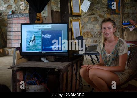 Die Meeresspezialistin Sarah Tubbs spricht über die Unterwasserwelt in der MCC-Forschungsstation auf Koh Seh Island, Kambodscha Stockfoto